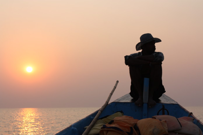 človek na loďke v Indii