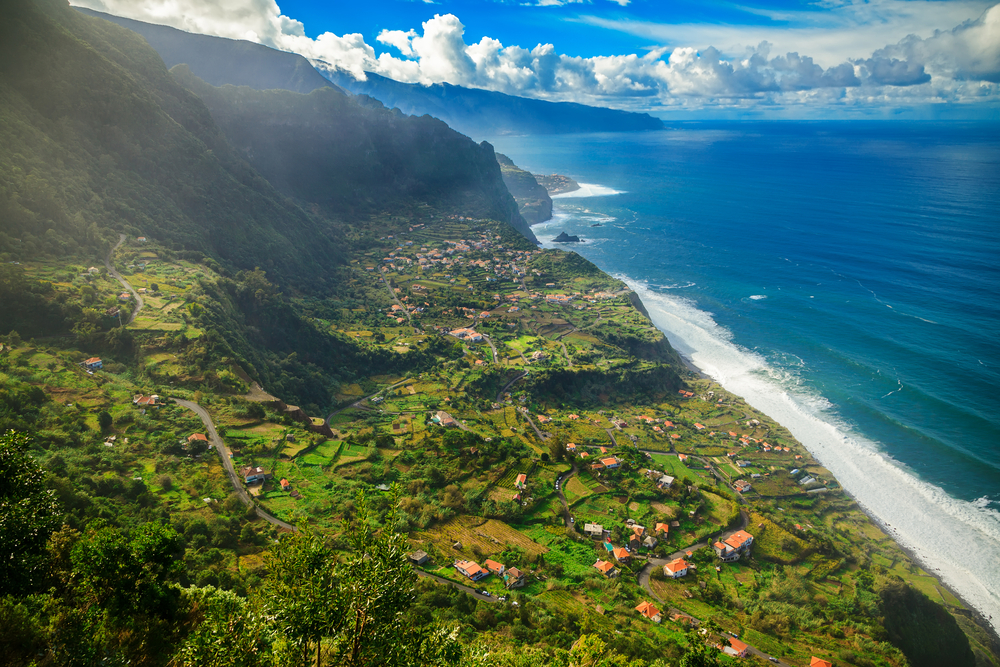 Madeira , Portugalsko - pobrežie a zelená krajina