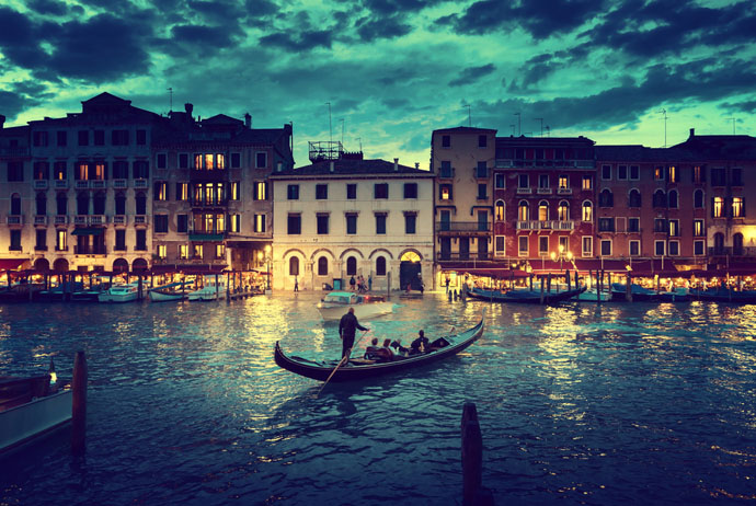 Benátky , Taliansko , loďka , večer