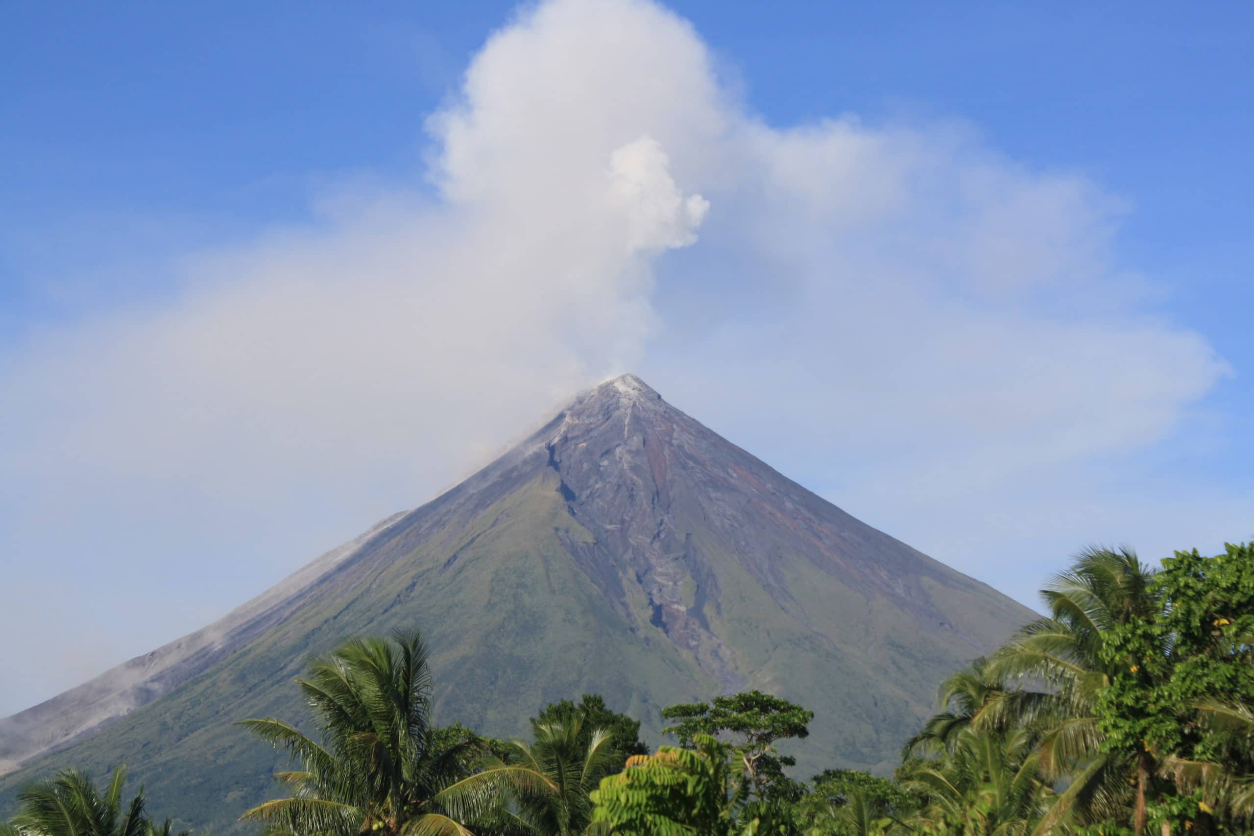Vulkán Mayon. Dokonalý no nebebzečný - LETENKY ZA BABKU