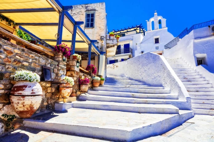Tradičné Grécko, očarujúca kvetinová ulica s kavernami
